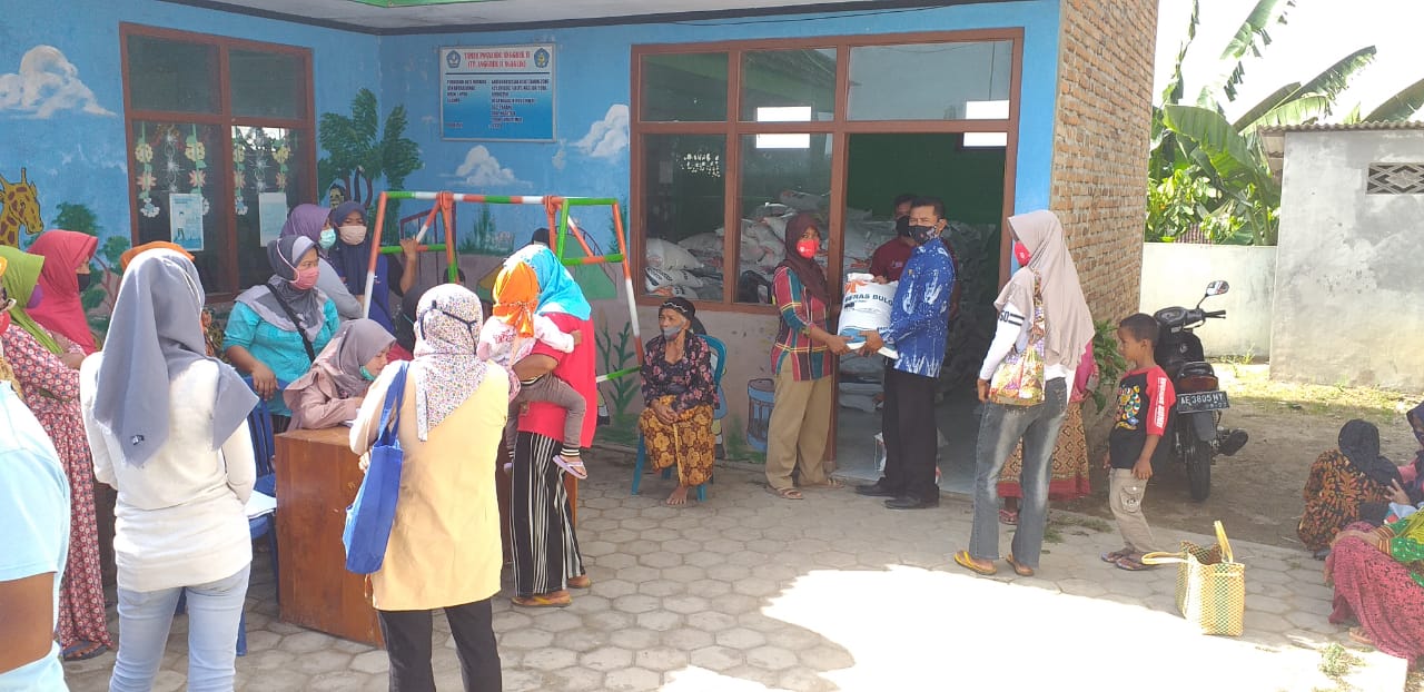 PENDAMPING PKH DESA NGAGLIK SALURKAN BANSOS BERAS